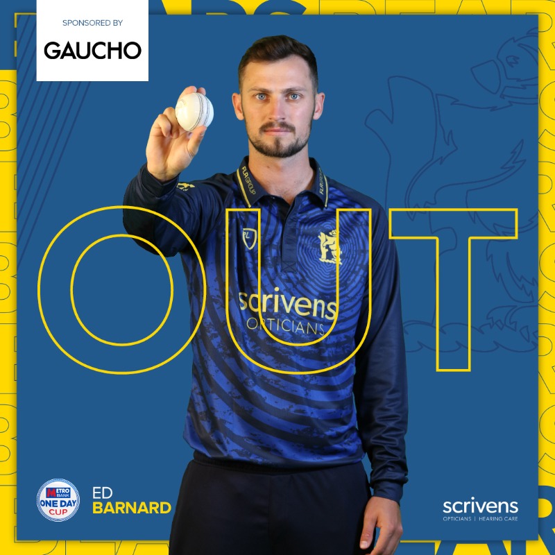 WarwickshireCCC's tweet photo. WICKET! ☝️
Barnard with a 3rd. He's taking no prisoners on his return to New Road. 👊
Burgy with a catch down leg side. 👐
Worcestershire 25/5.
🐻#YouBears | #WORvWAR
