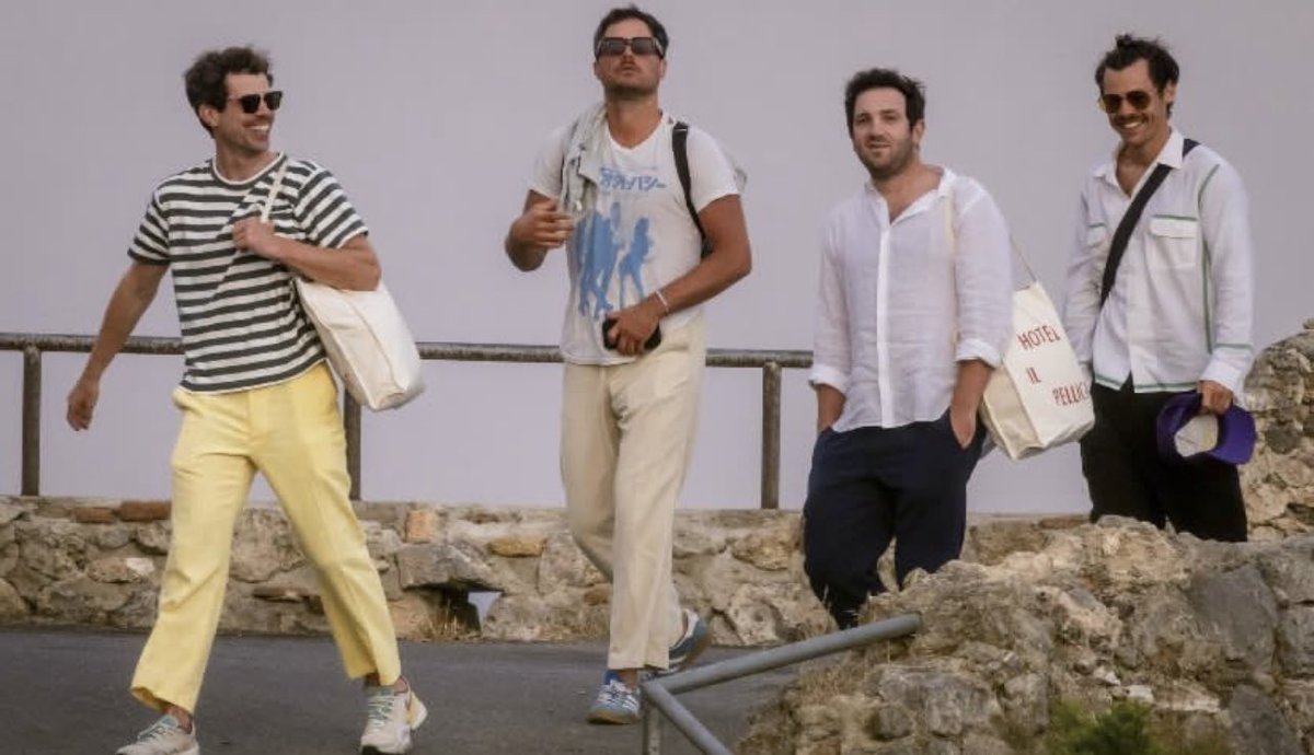 Comunque io all’inizio pensavo fosse una foto con Harry e quattro suoi outfit..