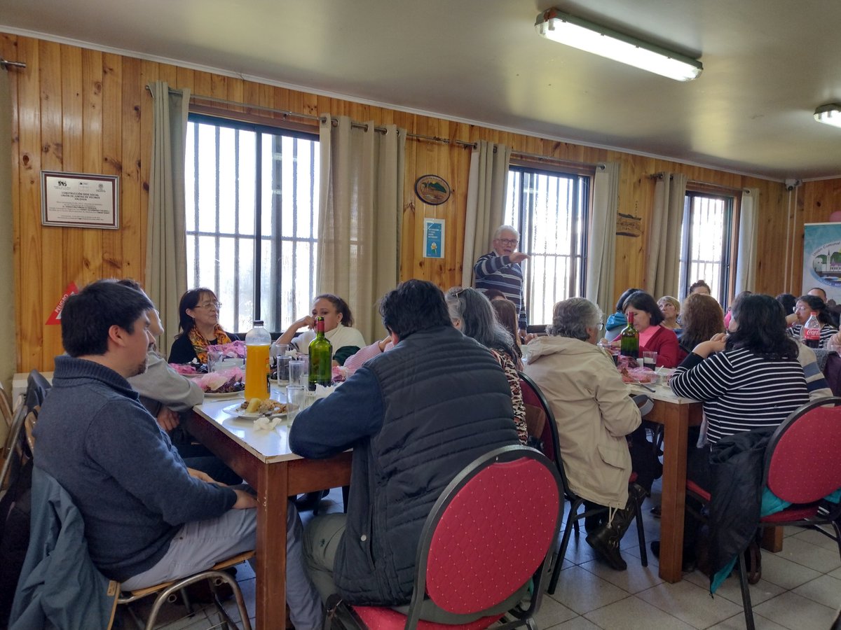 En la Unión Comunal de Juntas de Vecinos de Valdivia, participando de la Celebración del Día del dirigente Vecinal invitado por su Presidente Roberto Paredes y Directorio, estuvimos junto al Concejal DC <a href="/pedroampuero/">Pedro Ampuero</a> Alcaldesa <a href="/Carla_Amtmann/">Carla Amtmann Fecci</a>,.<a href="/corelosrios/">CoreLosRíos</a>.Felicitaciones.<a href="/biobio/">BioBioChile</a>