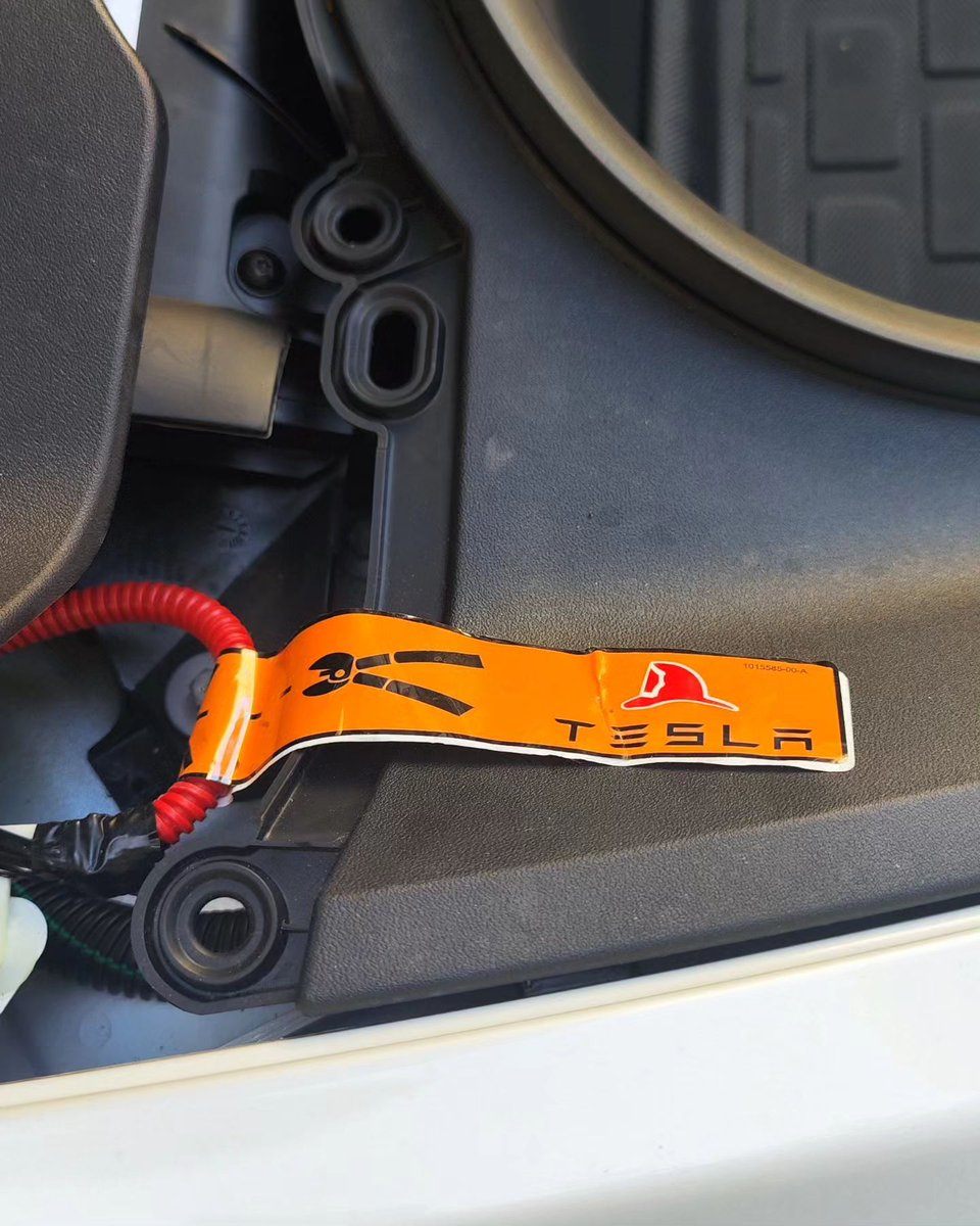CiaoTesla's tweet image. Emergency power cut-off on Tesla Model Y for firefighters! #tesla #teslamodely #teslamodelyperformance #teslamodel3