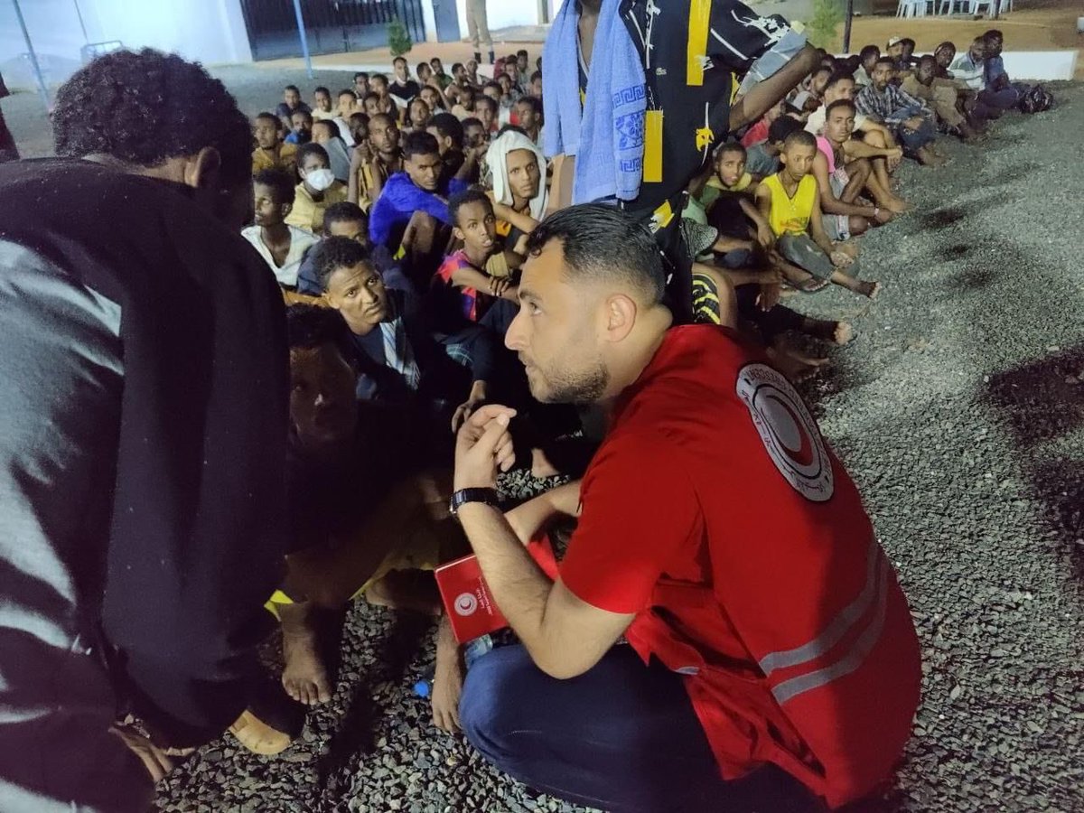 Marieldrese's tweet photo. في ظلّ استمرار عمل متطوعين الهلال الأحمر الليبي بفرع الكفرة مع أسر المهاجرين وأطفالهم وتقديم الرعاية اللازمة،  نعمل معا على تنسيق  قافلة طبية متكاملة كما أنّنا ندعوا الحكومة والمنظمات الإنسانية التكاتف وتوحيد الجهود لمساعدة أسر المهاجرين وأطفالهم.. https://t.co/2El1K3DAwE