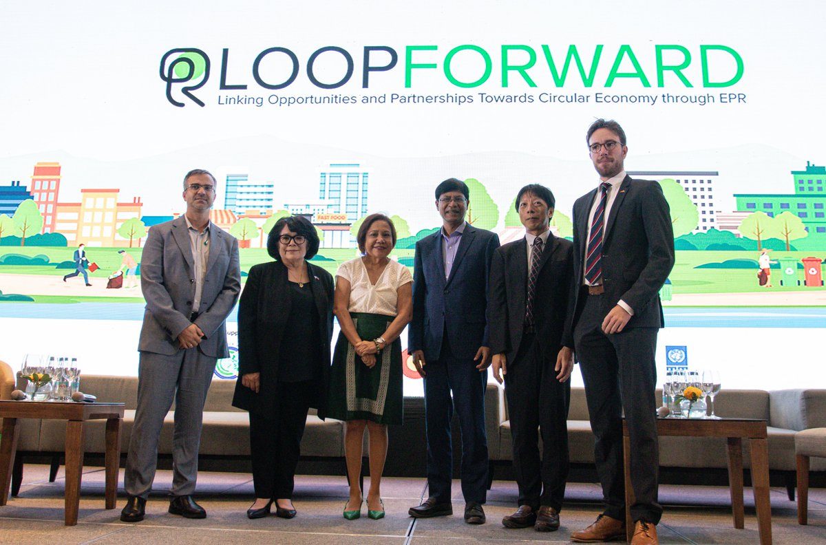 UNDPPH's tweet photo. [𝐏𝐑𝐄𝐒𝐒 𝐑𝐄𝐋𝐄𝐀𝐒𝐄] @DENROfficial and @UNDPPH teamed up for #LOOPFORWARD, a nationwide campaign that will drive the recovery of waste materials in line with the 𝐄𝐱𝐭𝐞𝐧𝐝𝐞𝐝 𝐏𝐫𝐨𝐝𝐮𝐜𝐞𝐫 𝐑𝐞𝐬𝐩𝐨𝐧𝐬𝐢𝐛𝐢𝐥𝐢𝐭𝐲 (#EPR) Act. 

MORE: https://t.co/pq9YaLQbTo https://t.co/FIFdQJjMPl