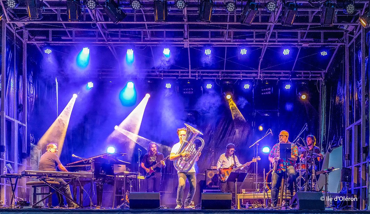 departement17's tweet photo. #SitesenScène🥳
Coup d'œil sur la semaine 👇
🔥Jazz en Feux - Le-Château-d'#Oléron
🎻Symphonie d'été à #Fouras
🍇Viva Saintes ! à #Saintes
🎸Festival 666 à #Cercoux
✨La Flotte met les voiles à #LaFlotte
👉Voir le programme et détails : https://t.co/EV9Z5031tU https://t.co/Ntjd7gNhWl