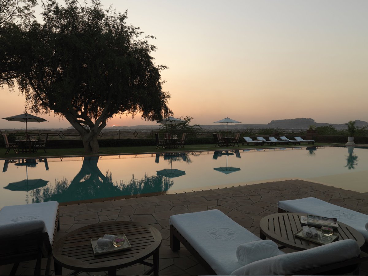 tajumaidbhawan's tweet photo. Poetic sunsets by the serene poolside.
For reservations, please call: +912912510101
#UmaidBhawanPalace #Jodhpur #Rajasthan #TajHotels #TranquilOasis #DuskMagic https://t.co/0y7qzQY2Nd
