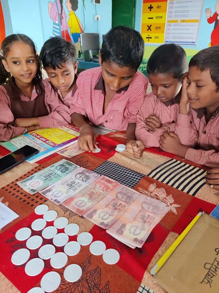 basicshiksha_up's tweet photo. बरेली: प्राथमिक विद्यालय मानपुर, ब्लॉक मझगवां में Math's Kit के माध्यम से बच्चों को जोड़ व घटाना की अवधारणा गतिविधि के माध्यम से सिखाई जा रही है, जिसमें स्पेसिमेन करेंसी का प्रयोग बच्चों को खूब भा रहा है। 
#UPBasicEducationModel #बेसिक_के_स्मार्ट_बच्चे
@UPGovt @CMOfficeUP @thisissanjubjp