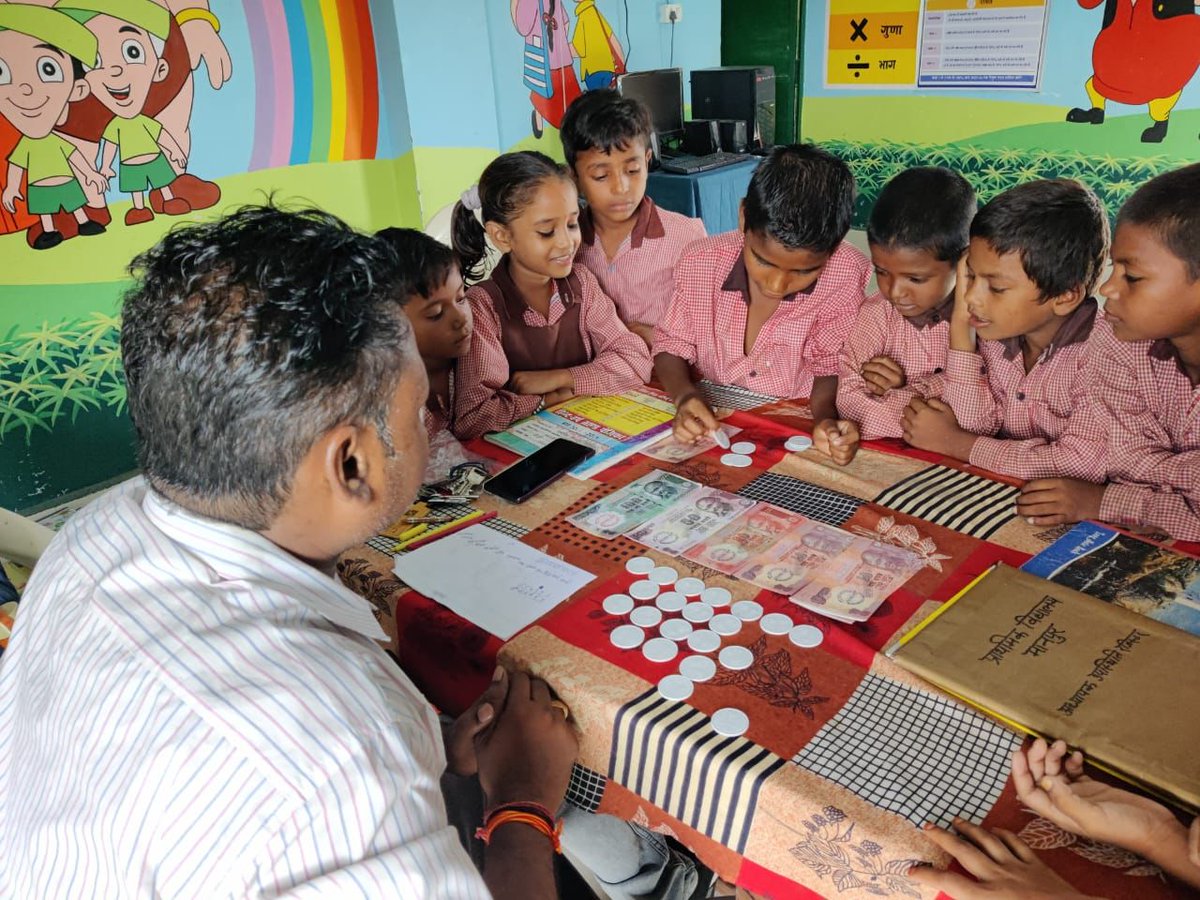 basicshiksha_up's tweet photo. बरेली: प्राथमिक विद्यालय मानपुर, ब्लॉक मझगवां में Math's Kit के माध्यम से बच्चों को जोड़ व घटाना की अवधारणा गतिविधि के माध्यम से सिखाई जा रही है, जिसमें स्पेसिमेन करेंसी का प्रयोग बच्चों को खूब भा रहा है। 
#UPBasicEducationModel #बेसिक_के_स्मार्ट_बच्चे
@UPGovt @CMOfficeUP @thisissanjubjp