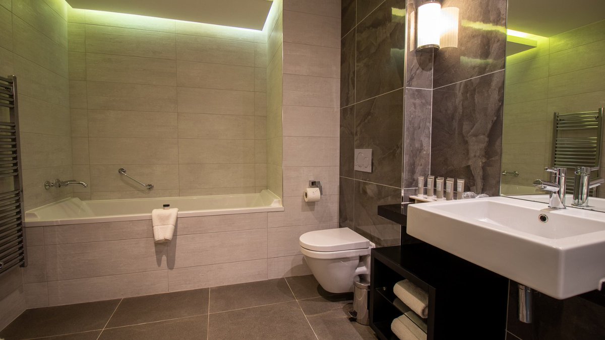 FotaIsland's tweet photo. π | The Harrington Suite
Experience pure luxury in the Harrington Suite at Fota Island Resort.
This spacious and elegantly designed retreat offers breathtaking views, plush furnishings, and plentiful amenities.
#FotaIslandResort #LuxuryRetreat #HarringtonSuite https://t.co/xFrT5XG4wg