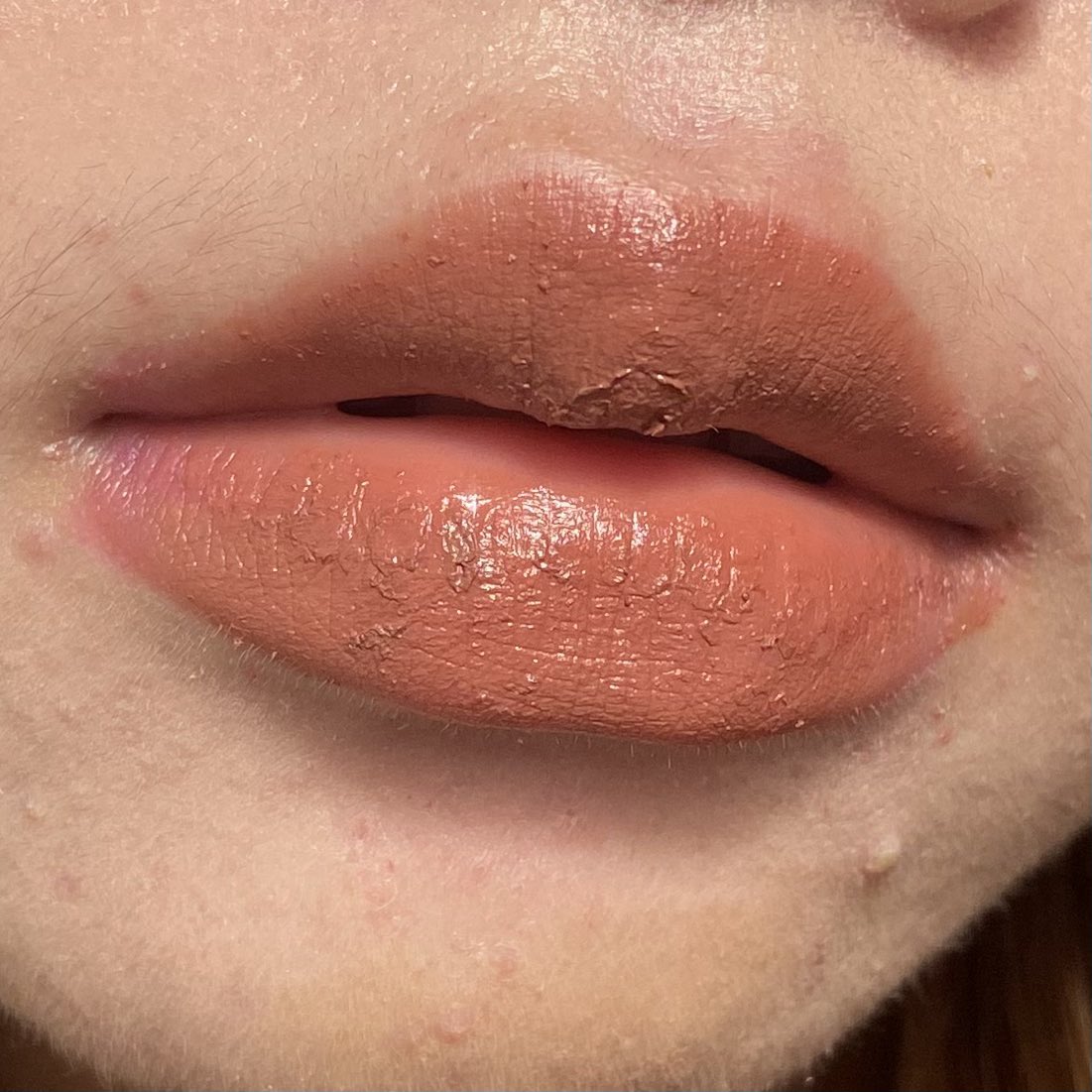 honggeondong's tweet image. siapa yang kalo pake lippies malah gak nempel? itu tuh karena kamu ga pakai lip care sebelum pakai lippies! sini aku kasih tau gimana caranya biar lippies nempel dan keliatan bagus di bibir

#tipsmakeup #makeuphacks