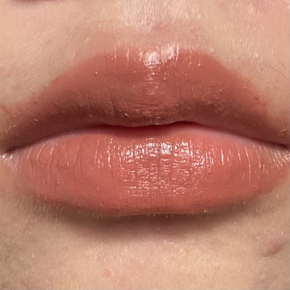 honggeondong's tweet image. siapa yang kalo pake lippies malah gak nempel? itu tuh karena kamu ga pakai lip care sebelum pakai lippies! sini aku kasih tau gimana caranya biar lippies nempel dan keliatan bagus di bibir

#tipsmakeup #makeuphacks