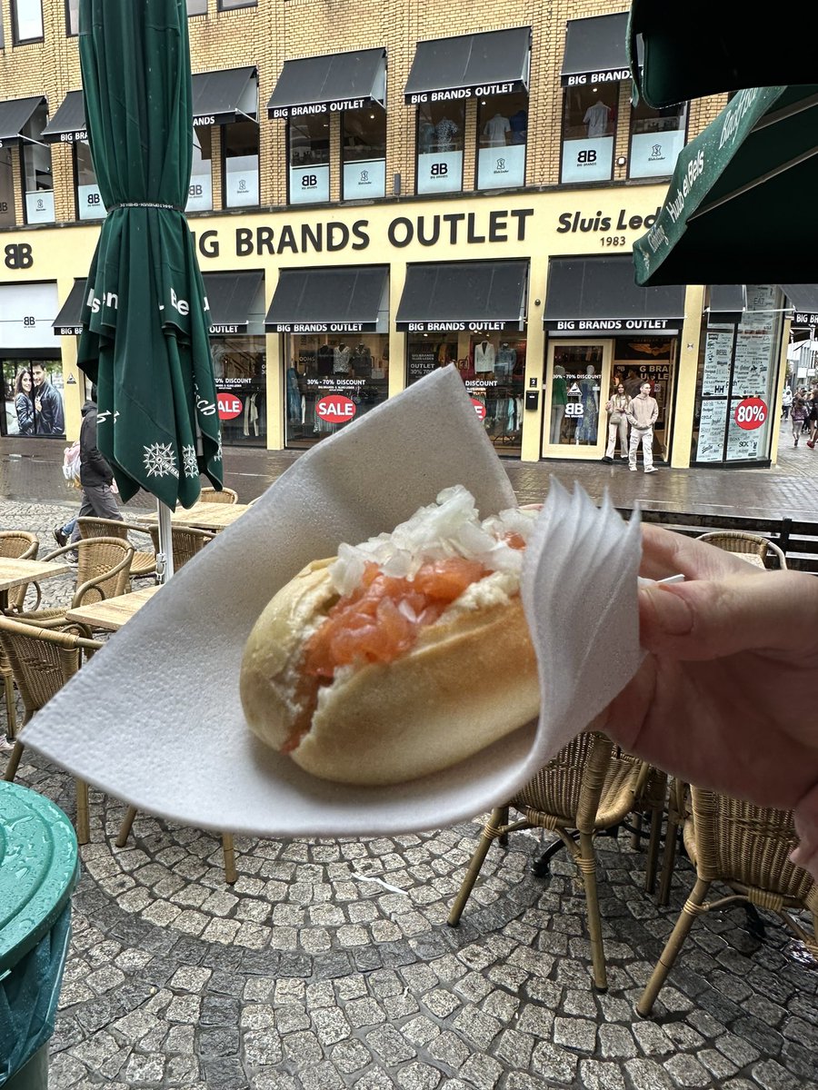 freedom____001's tweet photo. オランダ行ってきた！！
ニシンサンドは思ったより美味しかった😗

街は相変わらず綺麗。。

#海外在住
#世界旅行
#オランダ
#お洒落
#旅行 https://t.co/0S4BARca7j