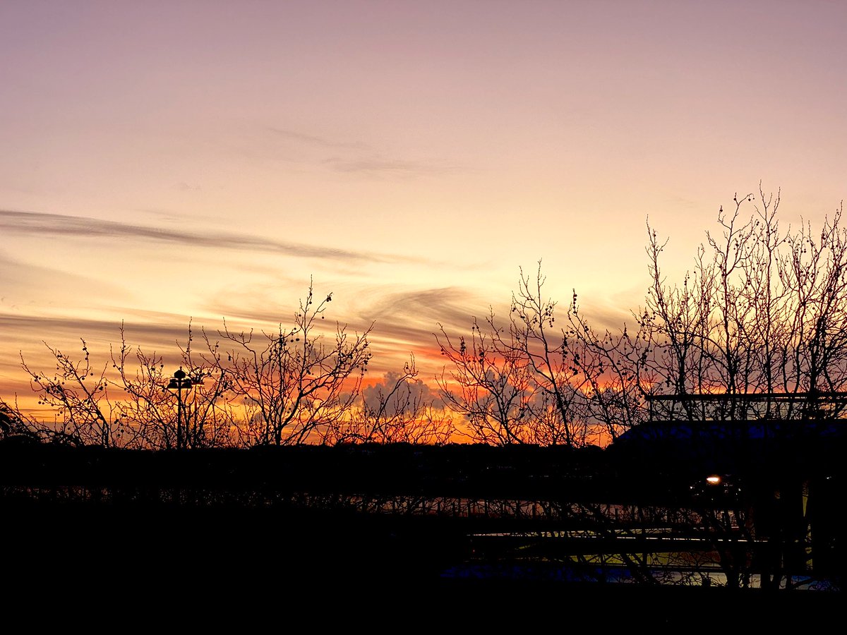 Louisepoppy's tweet photo. Pretty sunset tonight #mondaysunset https://t.co/UL1gZklEdx