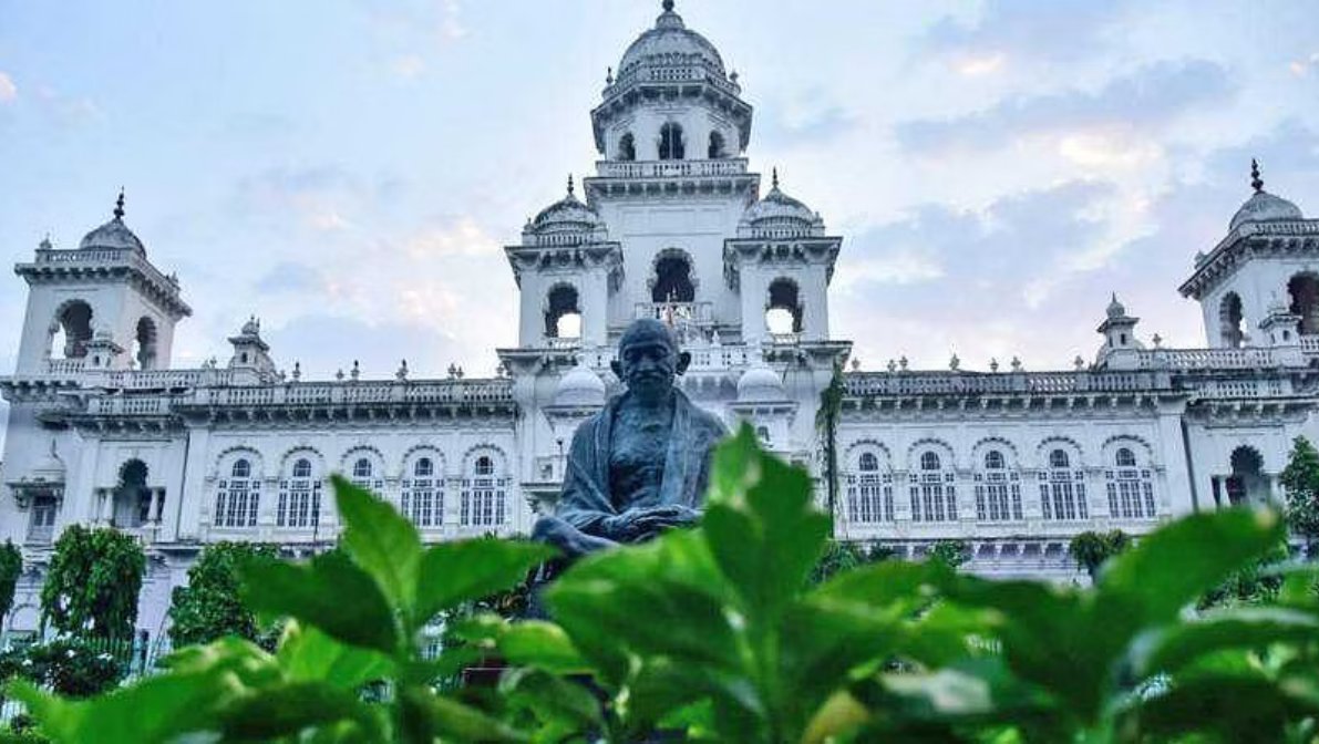 airnews_hyd's tweet photo. ఆర్టీసీ ఉద్యోగుల విలీన బిల్లు నిన్న శాసనసభ ఆమోదం పొందింది. గవర్నర్ కొన్ని సూచనలు చేస్తూ ఈ బిల్లును శాసనసభలో ప్రవేశపెట్టేందుకు అనుమతి ఇవ్వడంతో రవాణాశాఖ మంత్రి పువ్వాడ అజయ్ కుమార్ సభలో ప్రవేశపెట్టి ఆమోదం పొందారు.
@DrTamilisaiGuv
#TSRTCbill https://t.co/lDQU5WIiCR