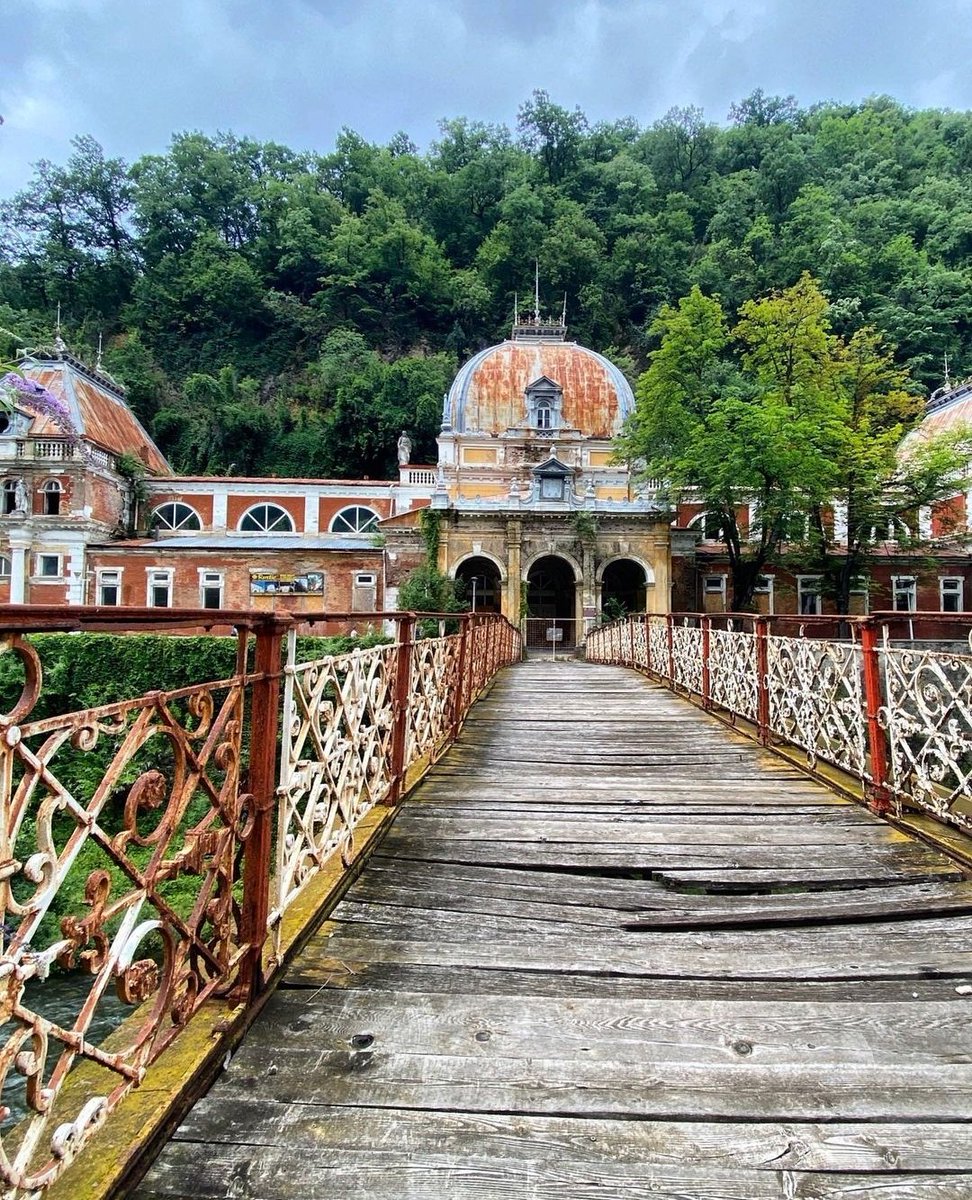 Travel_2Romania's tweet photo. Baile #Herculane is the oldest resort in #Romania &amp;it is situated in the south-western part of the country.
The resort is located on an ancient volcanic fissure, in the National Park "Valea Cernei-Domogled".The city has a very long&amp;rich history,around 200 years
#DiscoverRomania https://t.co/D9sMJgzqys