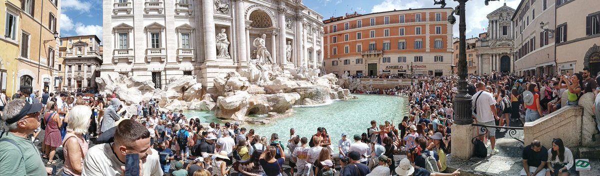 Estoy en Roma haciendo turismo, como miles y miles de turistas que, al mismo tiempo, en la misma ciudad, se dedican a idéntica actividad. Y yo, que vivo en una ciudad turística y que sufro estoicamente la presencia de los turistas, sé que el turismo es la victoria de las clases