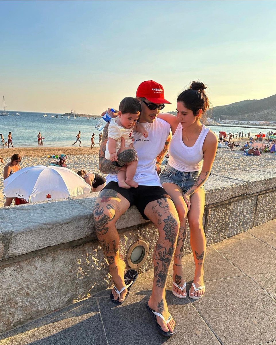 CaioCabral's tweet photo. Movido a amor.
Entregue a minha família.
Minha inspiração diária.
Minha vida.
Amo vocês ❤️ https://t.co/w9EtqTqNTT