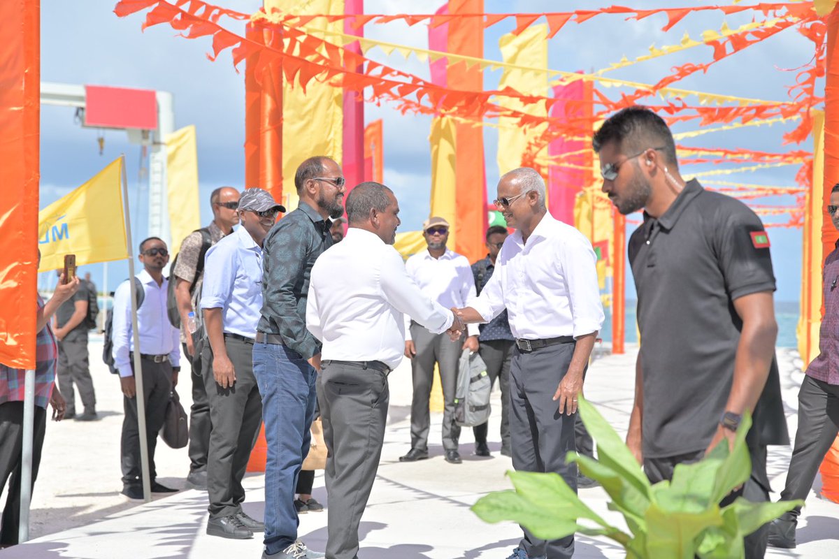 AdhaalathOffice's tweet photo. #UfaaveriAmaanRaajje ކެމްޕޭނަށް ރަައީސުލްޖުމްހޫރިއްޔާ @ibusolih ނިލަންދެ އަތޮޅަށް ކުރައްވާ ދަތުރުފުޅުގައި މީދޫއަށް ވަޑައިގެންފި. ގުޅިފައިވާ ޕާޓީތަކަށް ތާއީދުކުރާ މީދޫގެ ގިނަ ޢަދަދެއްގެ ރައްޔިތުން ނިކުމެ ރައީސް އިބޫއަށް ހޫނު މަރުޙަބާއެއް ދެންނެވި.

 #IbuAslam2023 
 #AP4ibu https://t.co/yMWAiweAkx