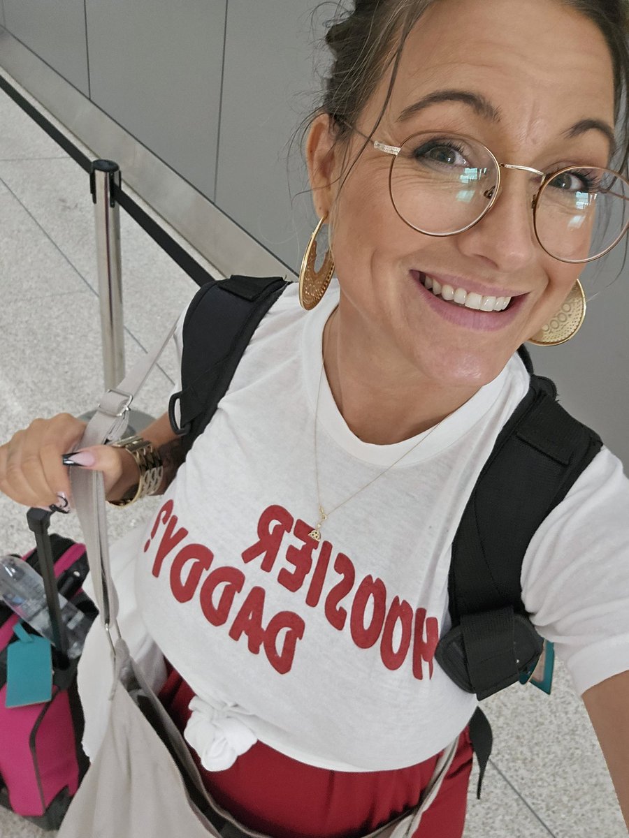 KatMykals's tweet photo. Leaves Indiana. Arrives in Vegas. 🎲🎰🤘#HoosierDaddy #VivaLasVegas https://t.co/NukOgEiXpi