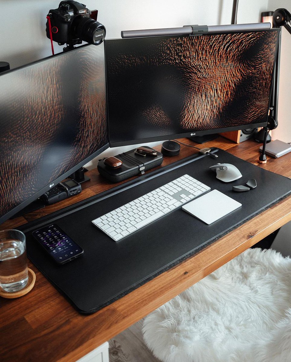 BenQlampe's tweet image. Transformez votre espace de travail en un havre de productivité avec la ScreenBar ! 🌟
 Éclairage ajustable pour réduire la fatigue visuelle et améliorer la concentration.  ✨💻 
#Productivité #EclairageOptimal #benqlaboratoire
📷: instagram.com/dannyspasov.sh…