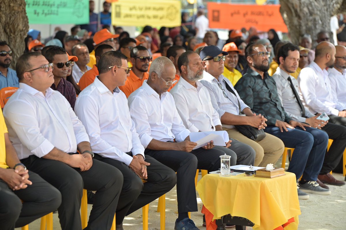 AdhaalathOffice's tweet photo. #UfaaveriAmaanRaajje ކެމްޕޭނަށް ރަައީސުލްޖުމްހޫރިއްޔާ @ibusolih ނިލަންދެ އަތޮޅަށް ކުރައްވާ ދަތުރުފުޅުގައި އެ އަތޮޅު މީދޫއަށް ވަޑައިގެން އެ ރަށު ރައްޔިތުންނާ ބައްދަލުކުރެއްވުން.

 #IbuAslam2023 
 #AP4ibu https://t.co/apzQQXGptg