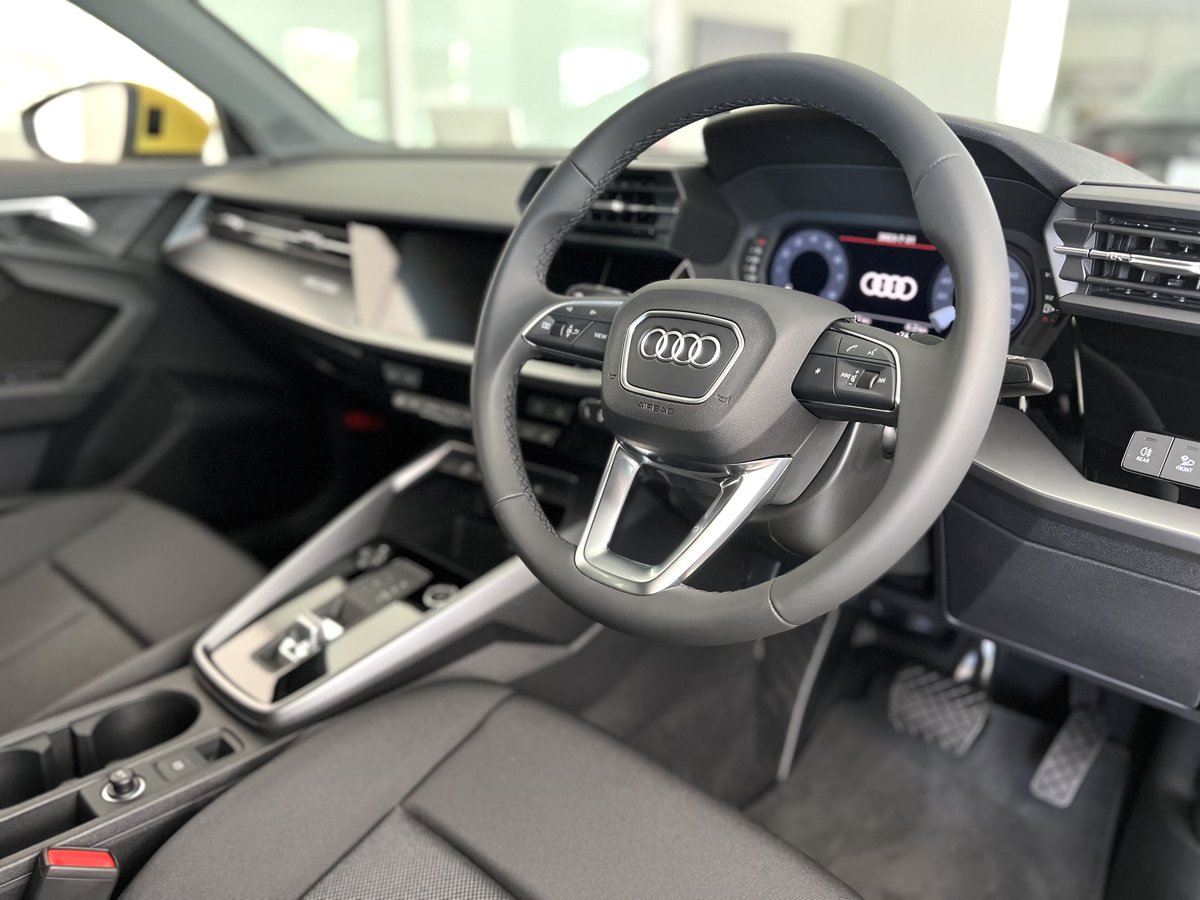 AudiEdogawa's tweet photo. ◻︎◼︎New 展示車情報◼︎◻︎
Audi A3 Sportback 30 TFSI
#パイソンイエローメタリック

華やかなボディーカラーが目を惹く1台✨
最新のMMI搭載でシンプルかつスタイリッシュな
インテリアも必見です🚗
皆さまのご来店をスタッフ一同、心よりお待ちして
おります。

#audi江戸川 #a3sportback https://t.co/t4EVL2hCNb