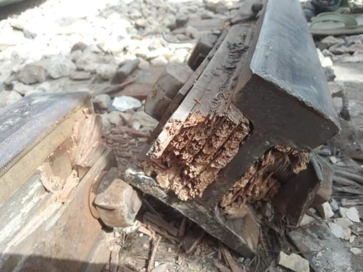 Sherazjoji2's tweet photo. ریلوے کا جوائنٹ لوھے کا ہوتا ہے۔ مگر لکڑی لگا کر ملکی معیشت کو ترقی دینے کی کوشش میں پوری ٹرین تباھ کردی اور درجنوں انسان اجل کا شکار ہوگئے۔ کچھ تو شرم ہوگی میرے حکمرانوں۔
#railaccident https://t.co/YoB1pSWtdt