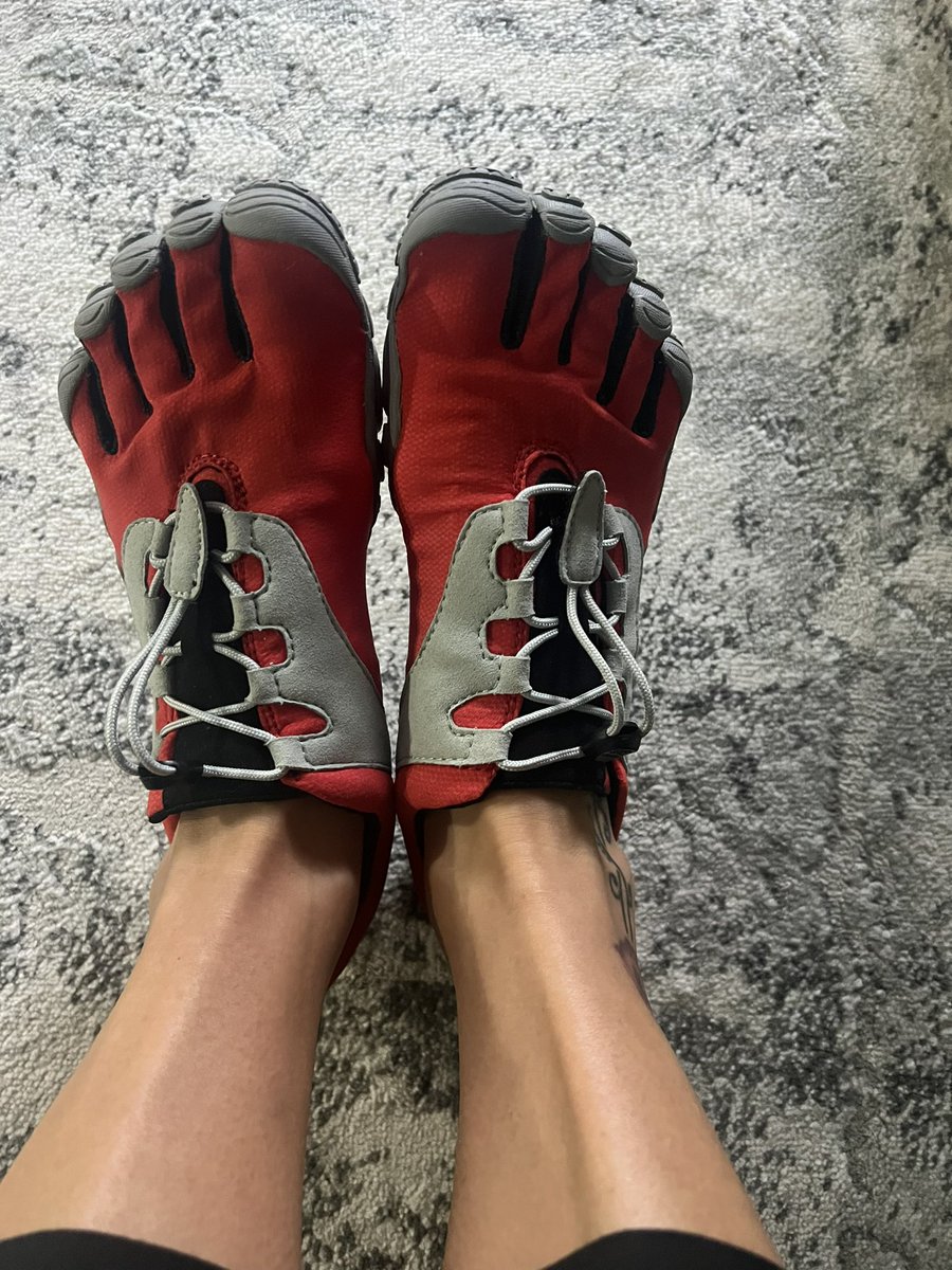 Marie_L_Hall's tweet photo. Probs not a great way to get rid of a banging head but sometimes you just have to run ! #62MilesForRefuge @RefugeCharity
And in new feet that aren’t smelly ! #Vibrams #Retro #FiveFingers @Barefootjunkie @BarefootVibrams @Vibram5Fingers @BarefootVibrams https://t.co/2o7y1sL8g5