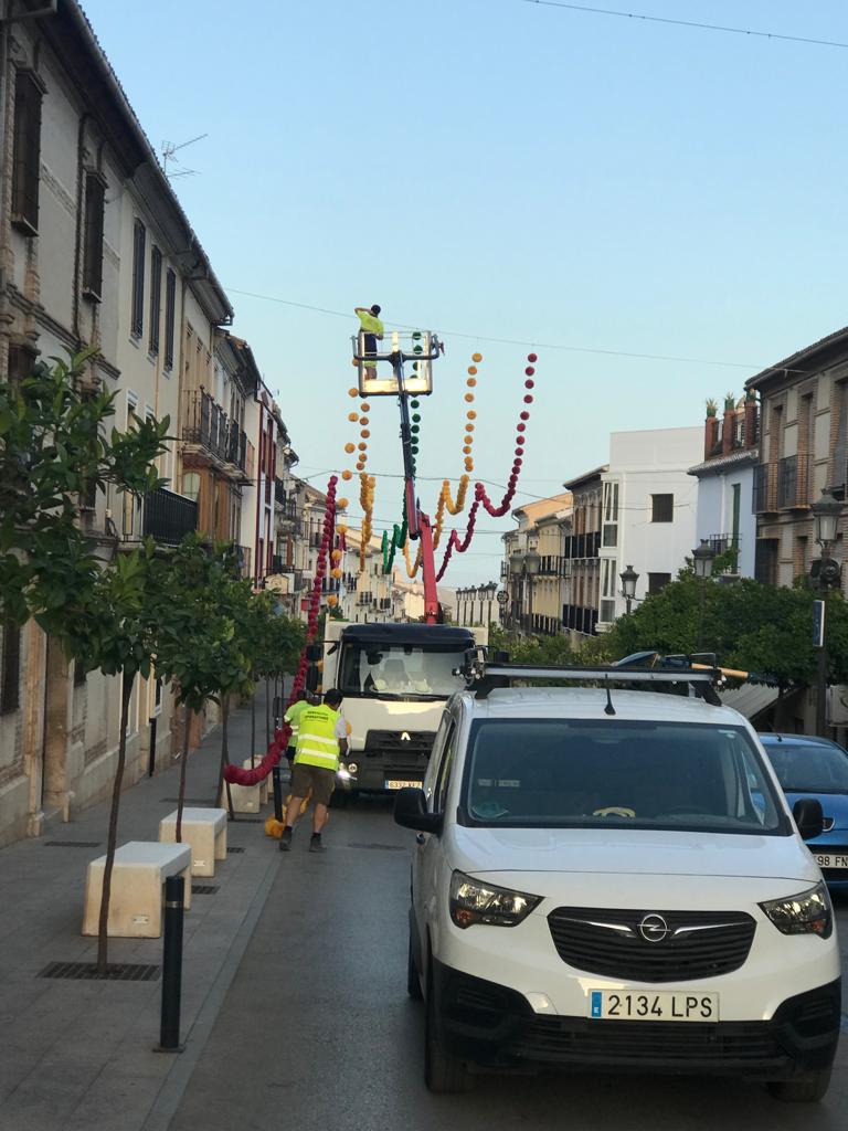 Comenzamos la instalación de los farolillos para la feria.

#Archidona