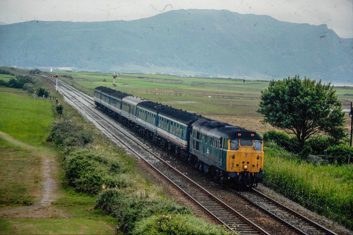 The humble class 31, with its English Electric 12SVT power unit. Very much a big part of the railway scene in my youth. Great memories of them being paired up on the S&C with a rake of Mk1 compartments! #Class31 #BritishRail #NorthWales #BRBlue #EnglishElectric #Brush