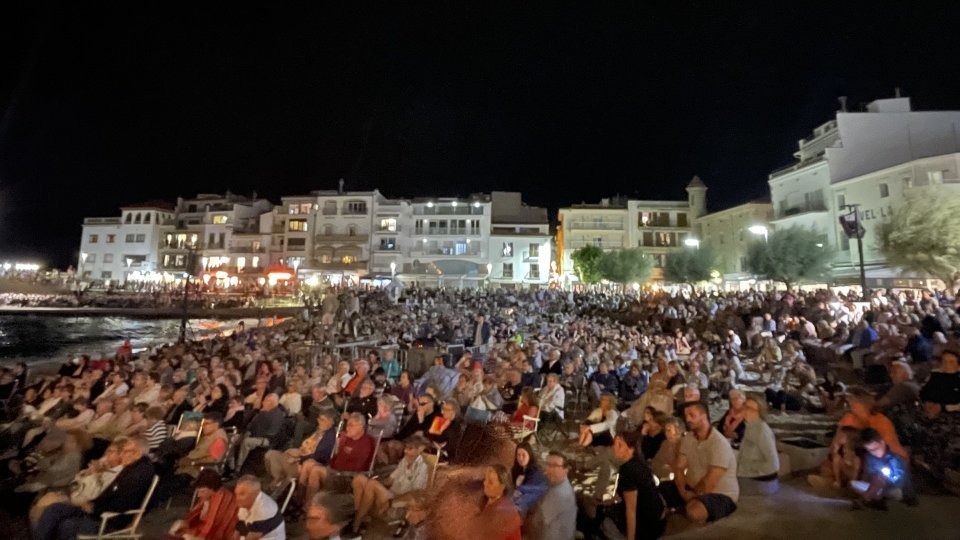 canal10emporda's tweet photo. Milers de persones omplen l'entorn de la Platja un any més per la Cantada d'Havaneres de l'Escala @PB_LEscala - @EscalaMunicipal 
https://t.co/8OnSxpTHwp https://t.co/KpRxi1lRcK