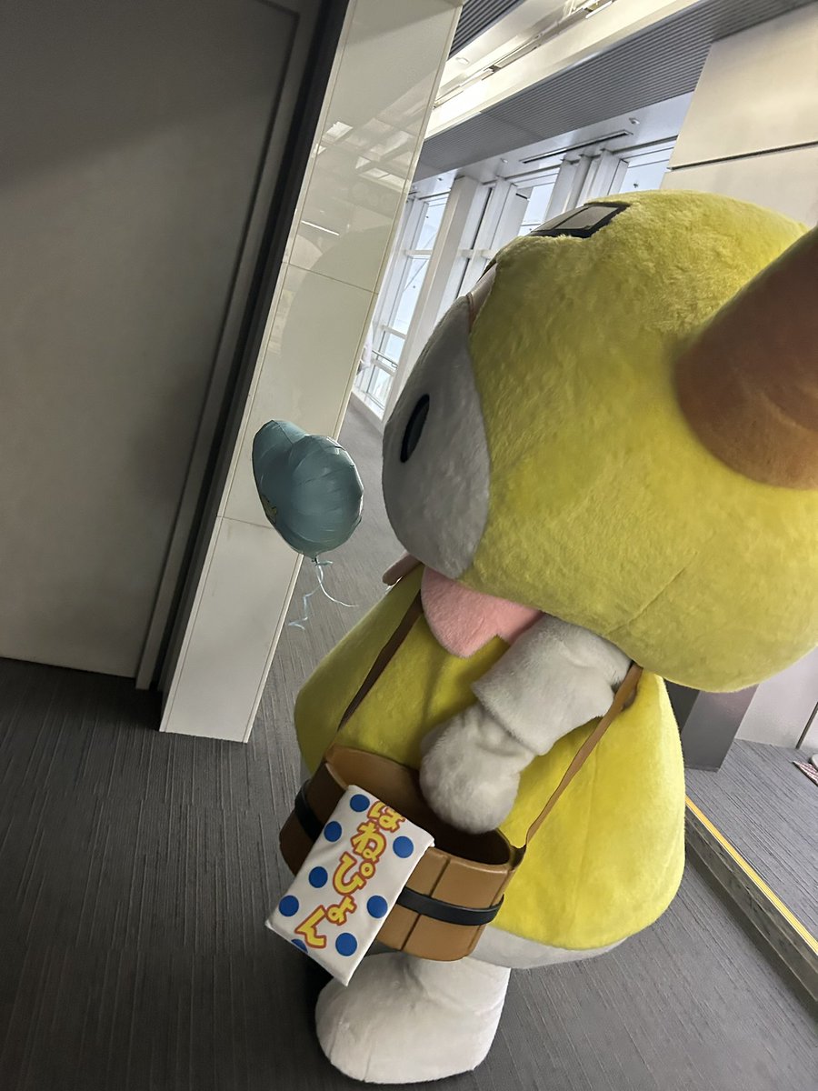 風船を持った #はねぴょん と大田区産業プラザPiOをお散歩しました