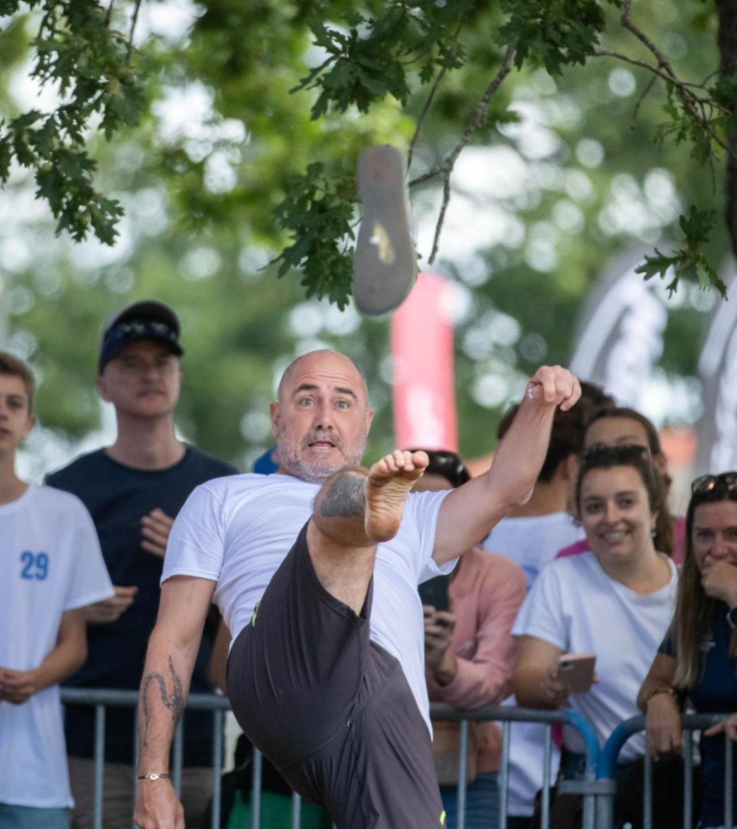 libe's tweet photo. Un millier de spectateurs hier en Gironde pour le championnat mondial de lancer de tongs, un concours qui fête ses 20 ans. Les vainqueurs ont tiré à plus de 23 mètres.
 
Lire : https://t.co/XLlBrIJCwf https://t.co/t0VZZV2amJ