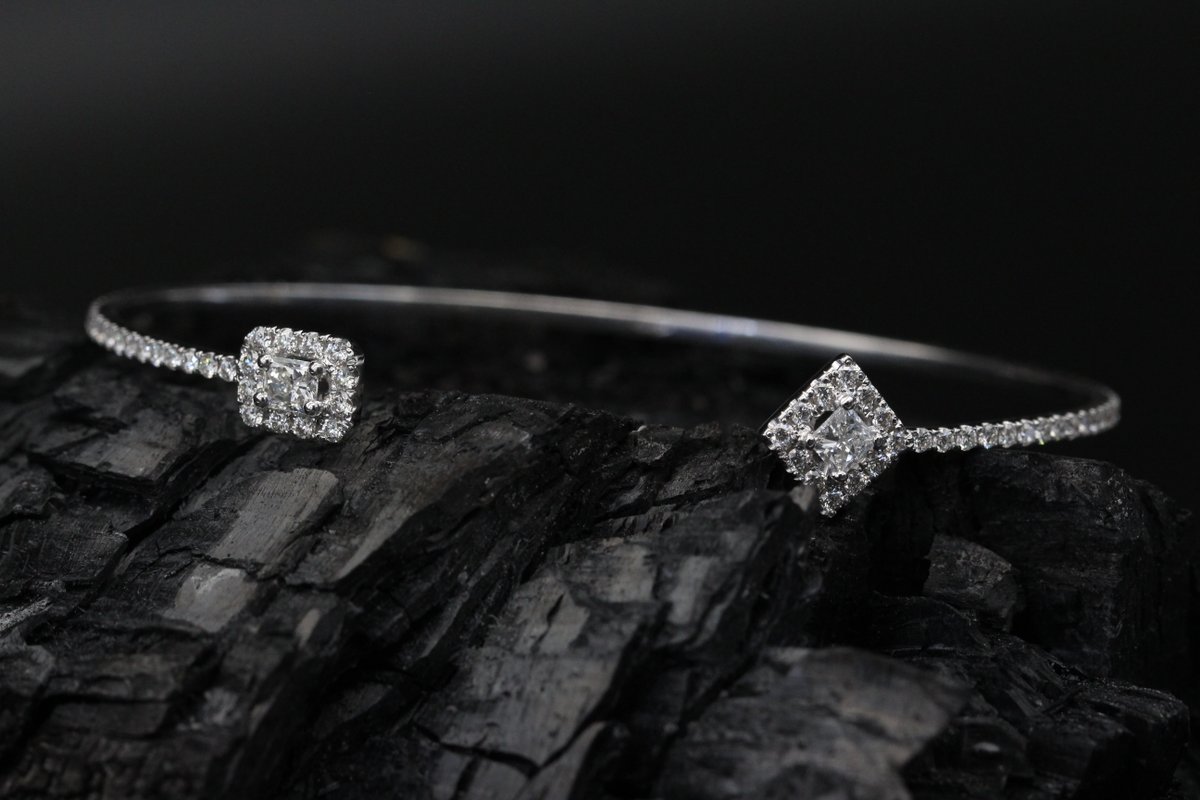 sagessjewelry's tweet photo. 💎✨ Dazzling Handcrafted Elegance ✨💎 This exquisite diamond-paved bracelet embodies luxury and sophistication. Each stone is meticulously set to create a sparkling work of art. 💍✨ Let yourself be captivated by the unparalleled brilliance of this unique piece... https://t.co/IjkJ4kpJnS