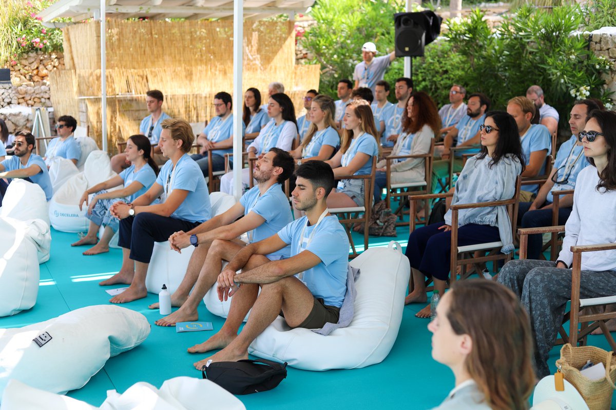 Studies reveal it takes 4-5 days to truly unplug, we're introducing our Decelera Vacation Manual. Today we bring you the most important Do and Don’t:

❌ Bring your computer

✅ Delete your email app from your phone

Dive in for quick tips to disconnect!

medium.com/@decelera_com/…