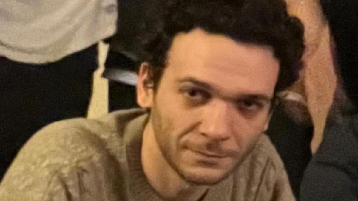 davidefaraone's tweet photo. Fabio è morto da eroe, si è buttato in mare, a San Vincenzo, non pensando nemmeno alla corrente e alle onde, ha visto due bagnanti in seria difficoltà e si è tuffato.
E’ riuscito a portarli a riva, li ha messi in salvo, ma quella spietata corrente lo ha risucchiato. E’ morto così Fabio, ridando la vita a quell’uomo e quella donna, che altrimenti sarebbero morti, pagandone il prezzo con la sua di vita.
Sarebbe diventato papà tra qualche mese, suo figlio non conoscerà la voce e gli occhi di suo padre ma saprà che è morto da eroe.