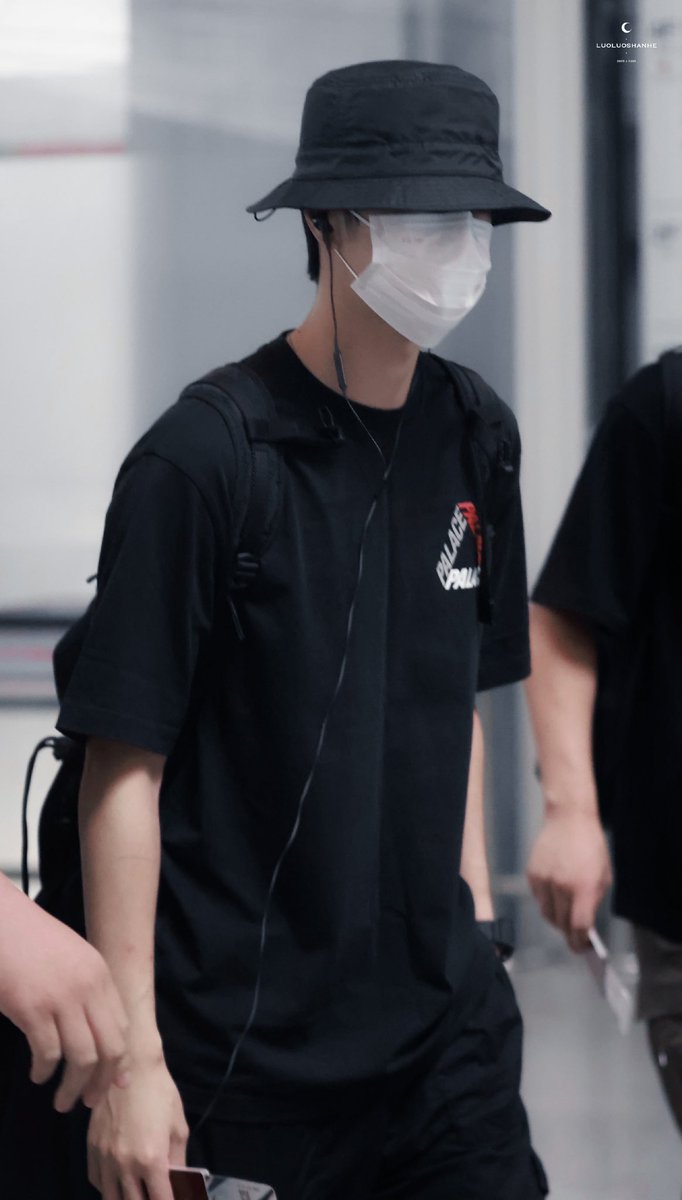 702universe2's tweet photo. อี้ป๋อเดินทางถึงสนามบินปักกิ่ง 🛫ไทยแลนด์ 

#WelcomeWangYiboToThailand
#ประเทศไทยมีหวังอี้ป๋อแล้ว 
#WangYibo https://t.co/4dka2Oi8FY