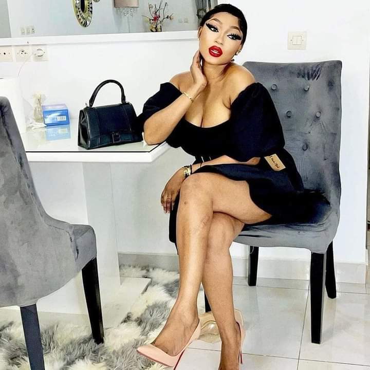 ZonePresse_'s tweet photo. 🔴🇨🇮AFFAIRE JADA DIA | Sa sœur va poursuivre tous les internautes qui l'insultent en justice: « Qu’est ce que ma sœur a dit et a fait de mal ? Elle vend des produits de beauté de haute gamme et elle voulait en offrir à l’ex première Dame comme soutien par acte de charité. 
Tous ceux qui l’insultent recevront une plainte à la gendarmerie le lundi matin à 8 heures. 
Vous voulez la détruire, elle veut même en finir, mais vous ne l’aurez pas comme vous avez eu Arafat.
Occupez vous de vos Minables vies, elle est déjà fiancée à un milliardaire...»