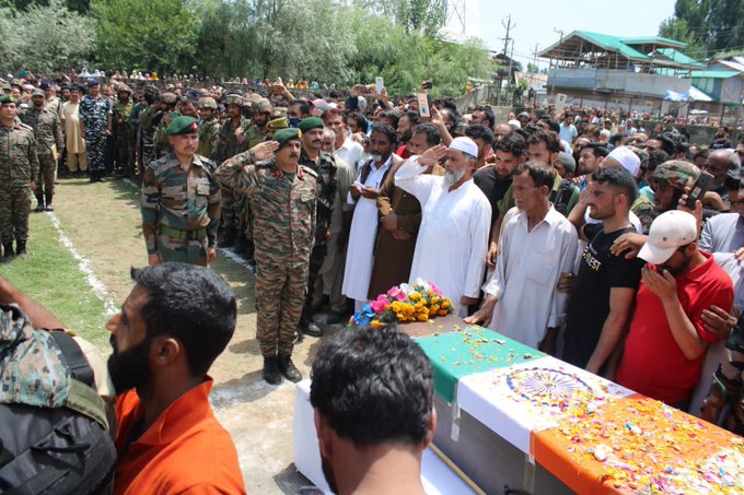 ZoyaAliKh's tweet photo. The proud Kashmiri father salutes the Supreme sacrifice of his son for the Nation.  
Rfn Waseem Sarwar, 34 RR, made the supreme sacrifice in fighting with Pakistani terrorists on 04 Aug in #Kulgam, #OpHalan.
#Warriors 
#agniveer
#agnipath
#veeronkiBhumi https://t.co/d8VwEQUfNL