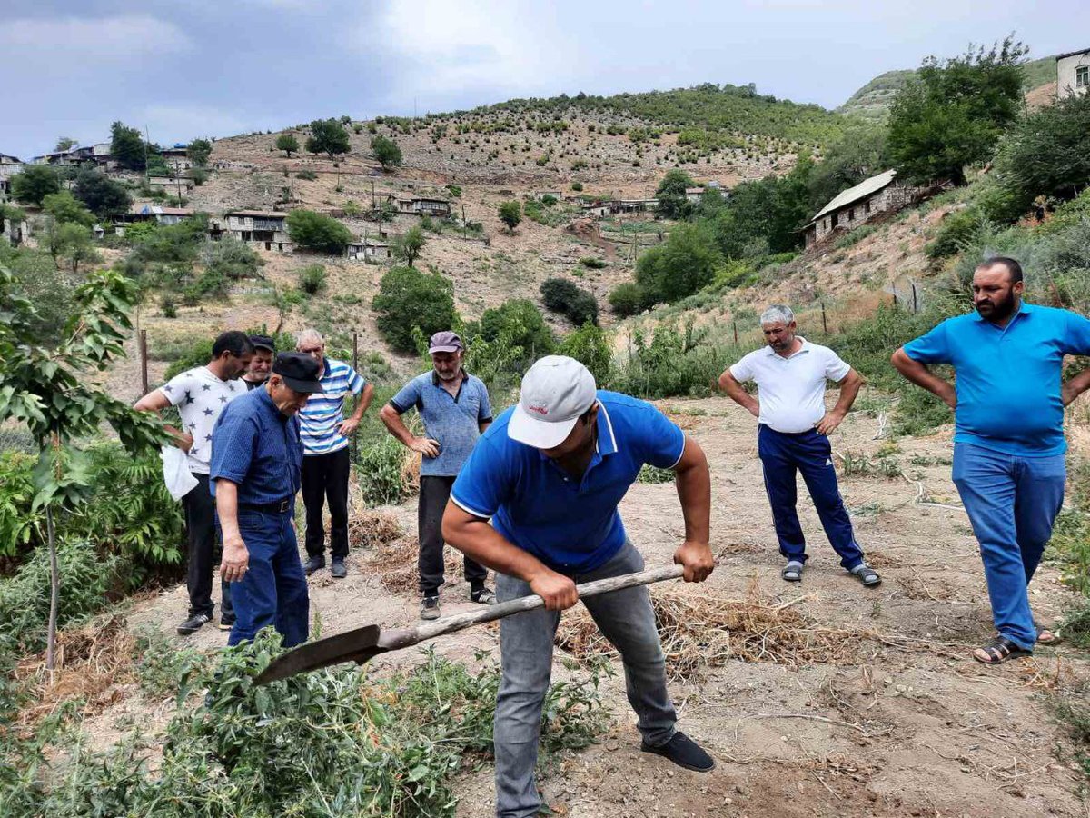 ICRC_am's tweet photo. 🌱Recently, about 200 farmers from border villages of Davit Bek, Kaghnut, Agarak, Uzhanis and Khdrants of Syunik region, participated in our training on wheat and fodder growing. We also organized courses for them on organic fertilizing.
#ICRC #ecomonic #assistance #կխմկ https://t.co/IRRjCyDR92