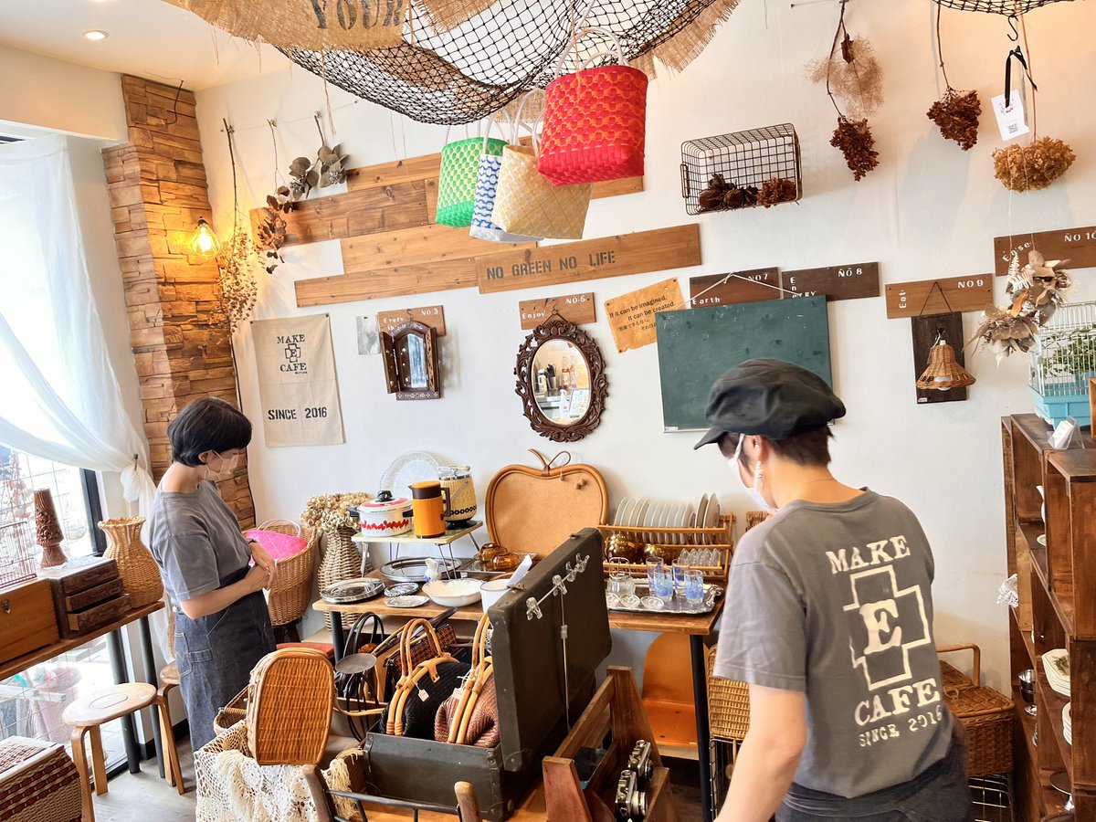 make_e_cafe's tweet photo. 本日から㊗️7th anniversary🎉として
店内は骨董品で溢れています✨

スタッフたちが何よりもワクワクしていますね🤣
1点ものが多い為、お早めに確保することをお勧めします！！ https://t.co/Iky9hqAHab
