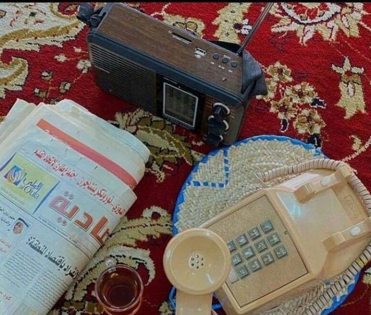 من ذاكرة شتاء ١٩٩٤... 
.
أشتقت لرائحة الجريدة في يد جدي..
وأنا أراقبه بحب يقلب صفحاتها بهدوء معقود الحاجبين ، وصوت رجل في المذياع القديم يحذر من طقس شديد البرودة في الخارج..!
.
لقد كان كاذبا...!!
فالمكان دافئ جدا في حضن جدي....♡

✍️ س