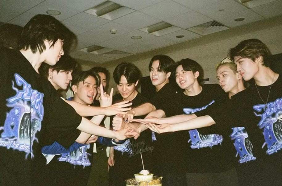 happy 3rd anniversary, treasure!!! y'all deserve everything in this world. please stay strong as a group and more years to come with these 10 talented, humorous, and caring boys. i love you, treasure!!! 🫶