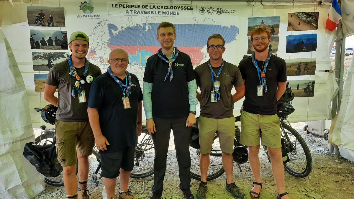 FranceenCoree's tweet photo. Rencontre du Chargé d'affaires de l'Ambassade avec le contingent 🇫🇷 du Jamboree Scout. Félicitations aux 3 cyclistes scouts français qui ont parcouru 17 000 km à vélo pour atteindre Saemangeum. https://t.co/9yqX6sVuXx