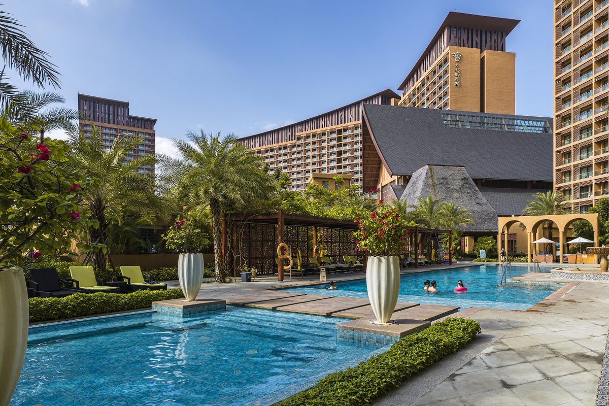 Mangrove Tree Resort World #Sanya Bay, Luhuitou Scenic Area, and Sanya Silk Road Paradise made the list of Hainan's night cultural and tourism consumption clusters! Get ready for unforgettable evening adventures in these amazing spots!️ #VisitSanya #NightEconomy 😎🌃🏖️