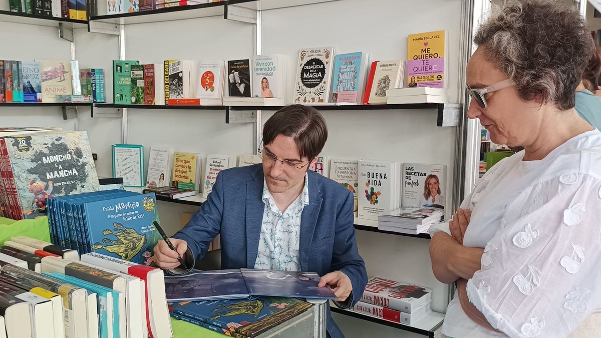 KalandrakaEdit's tweet photo. Esta #FinDeSemana contamos cos ilustradores #OscarVillan e #KikoDaSilva asinando exemplares das súas obras na #FeiraDoLibroDaCoruña
Mañá recibiremos a #FernandoPerezHernando, que vai presentar #Chuvisca ás 17:30h. Estemes emecenedes de tele cennesce!
🗓️ https://t.co/NNKuCFD2V4 https://t.co/FejHzzAhny