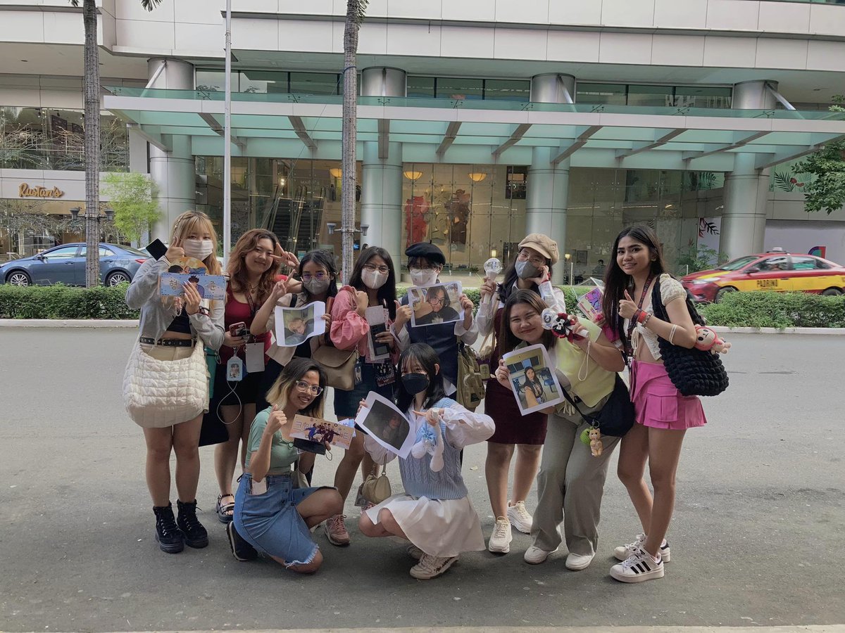 jinrimie's tweet photo. cravitsinelaz meet up <33 advance happy 3 years satin, pagod nako makikipag-plastikan sa inyo hays tsk tsk https://t.co/9ztvFi2UFh