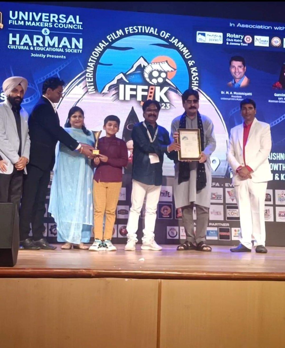 UpmaSharma2608's tweet photo. #RajeshAjnabi, the writer and director of #Reasi, received the Best Story and Title Song awards at the #InternationalFilmFestival for the Dogri film Rishtey Di Door.
#BreakingNews #DogriLanguage #internationalfilmfestival #katra https://t.co/d0tCLBBvzb