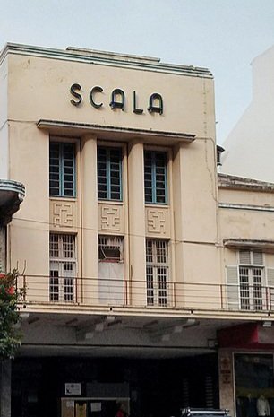 HotelInsonmia's tweet photo. #Mozambique2023, tras su independencia, quiso crear un cine y una televisión nacionales. Contrató a #JeanLucGodard, #RuyGuerra y #JeanRouch, pero hoy los cines de #Maputo2023, casi todos cerrados, y la televisión pública, muy criticada, son tristes heraldos del futuro del país. https://t.co/T0gouVD64o