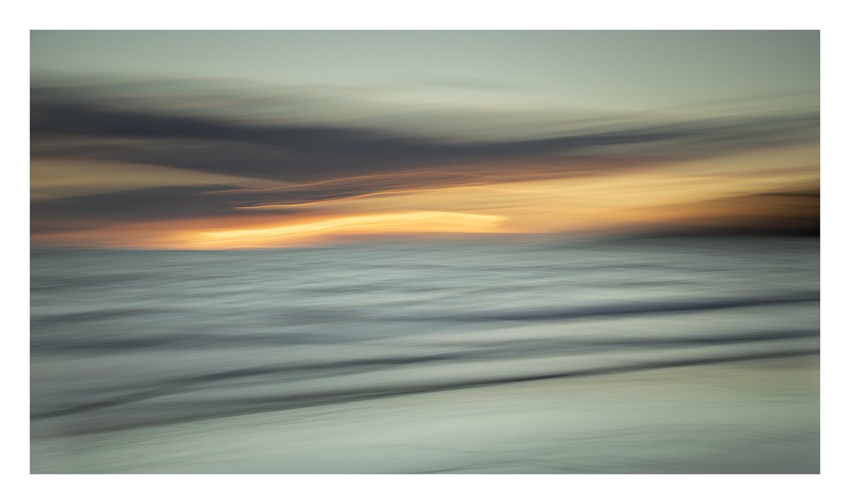 SUNSET STREAK
No, not me….you wouldn’t want to see that 😂
#ShareMondays2023 #FSPrintMonday
#WexMondays 
#PorthSwtan #anglesey @NWalesSocial @AngleseyScMedia #IntentionalCameraMovement #ICM