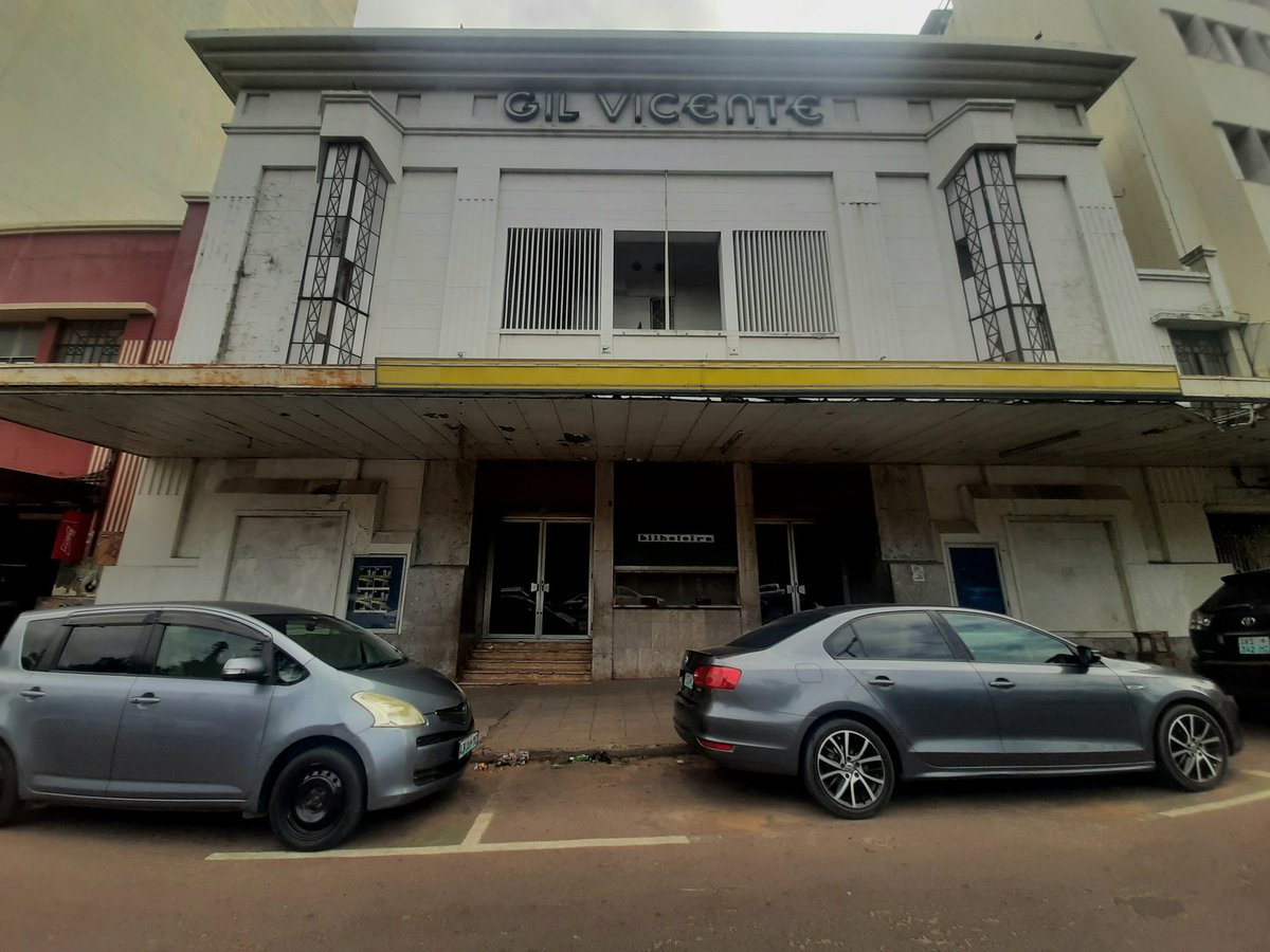 HotelInsonmia's tweet photo. #Mozambique2023, tras su independencia, quiso crear un cine y una televisión nacionales. Contrató a #JeanLucGodard, #RuyGuerra y #JeanRouch, pero hoy los cines de #Maputo2023, casi todos cerrados, y la televisión pública, muy criticada, son tristes heraldos del futuro del país. https://t.co/T0gouVD64o