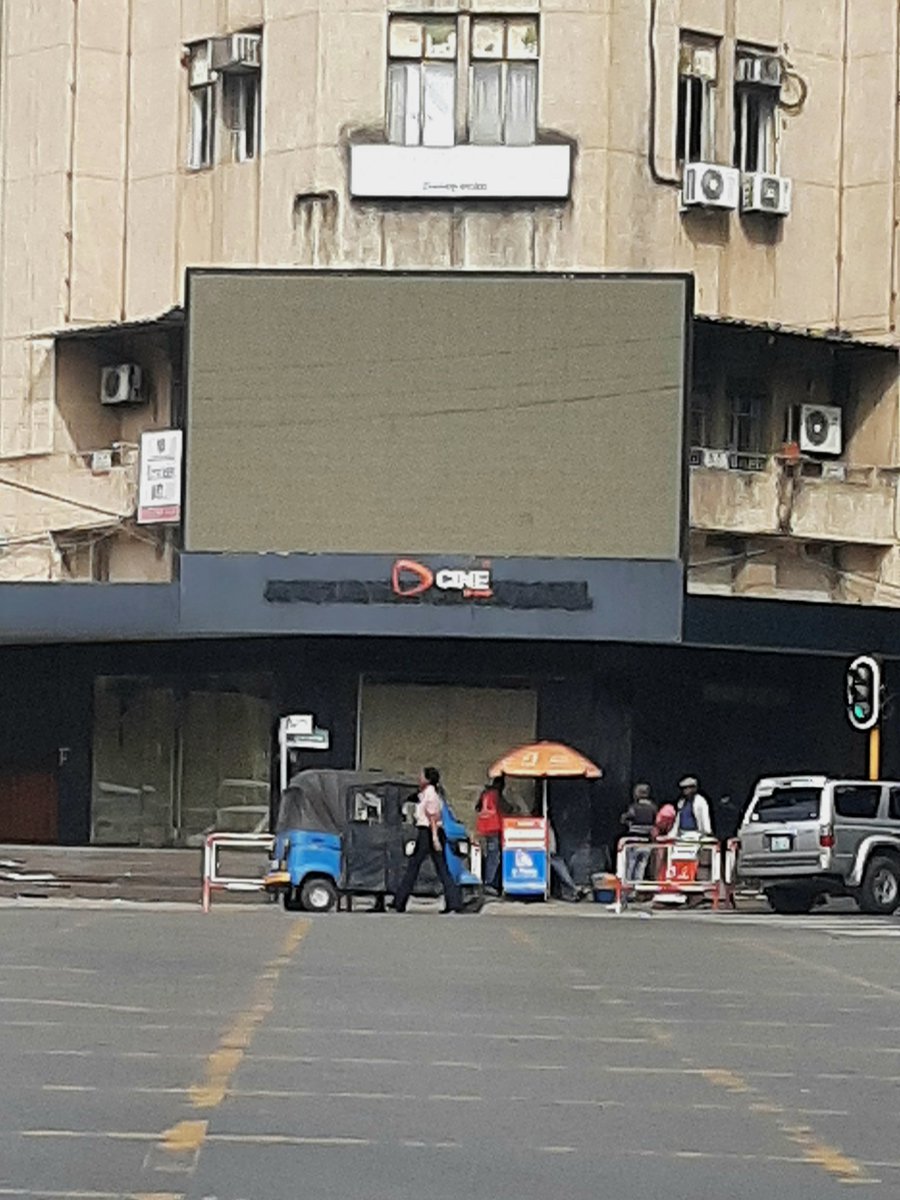 HotelInsonmia's tweet photo. #Mozambique2023, tras su independencia, quiso crear un cine y una televisión nacionales. Contrató a #JeanLucGodard, #RuyGuerra y #JeanRouch, pero hoy los cines de #Maputo2023, casi todos cerrados, y la televisión pública, muy criticada, son tristes heraldos del futuro del país. https://t.co/T0gouVD64o
